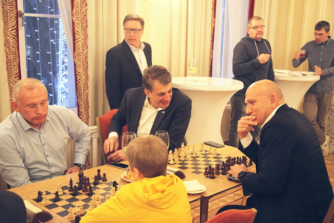 Президент Межрегиональной Шахматной федерации Центрального Федерального округа  Сергей Лазарев (центр) с партнерами.  фото: В.Барский