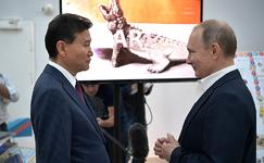 Владимир Путин с президентом Международной шахматной федерации Кирсаном Илюмжиновым.