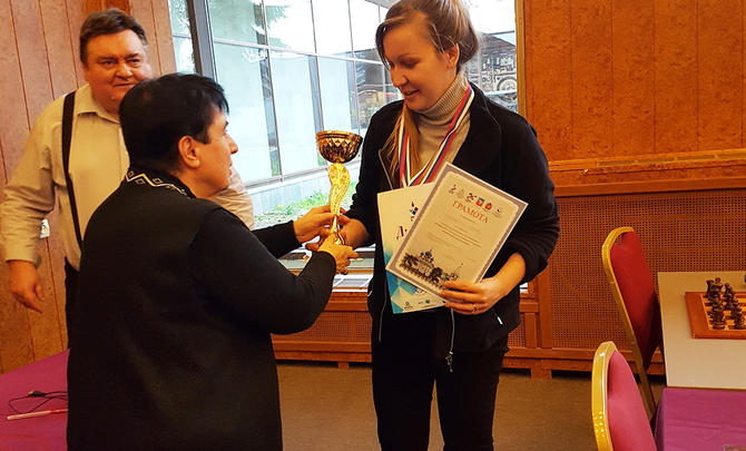 Нона Гаприндашвили вручает кубок победительнице Чемпионата России по решению композиций Анне Былинкиной