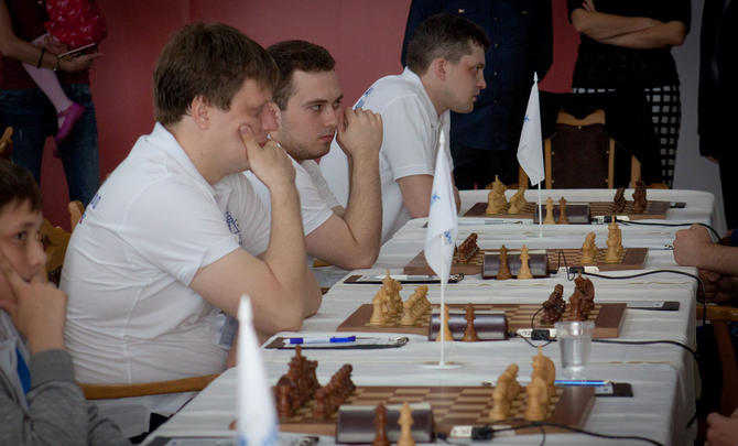 Максим Чигаев (в центре) 
