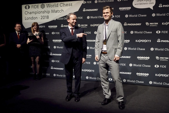 Аркадий Дворкович и трехкратный чемпион мира по шахматам Магнус Карлсен. Getty Images Europe