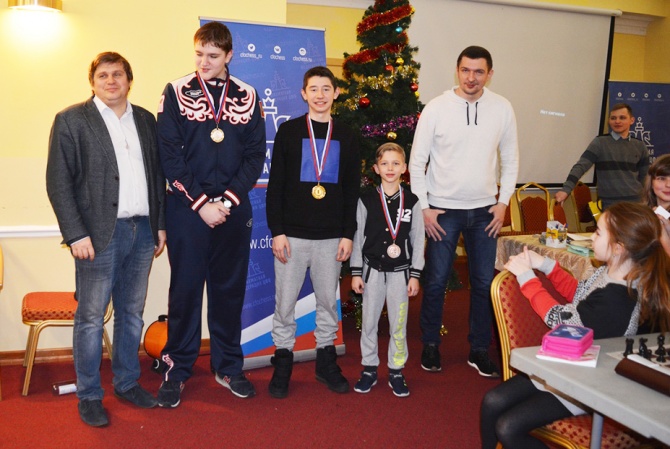 Победители блиц турнира Артур Авалян (Ярославль), на втором - Григорий Тер-Саакян, на третьем - Чертков Максим (оба Московская область)