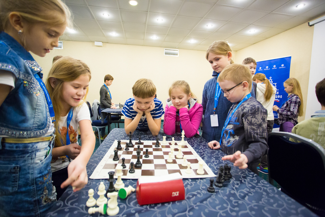 Несмотря на интенсивную программа сессии, дети даже в перерывах играли в шахматы, применяя и оживленно обсуждая изученное 