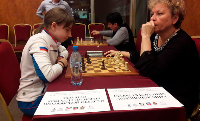 Мария Совина играет с Чемпионкой мира  и Европы Галиной Струтинской