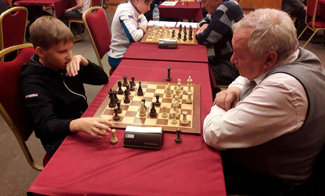 Дмитрий Кириллов играет с гроссмейстером Юрием Балашовым 