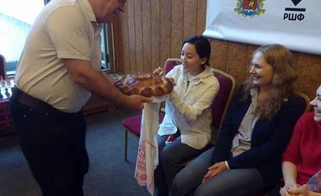 Михаил Крюков встречает участниц Этапа хлебом и солью