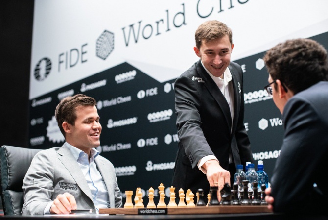 Сергей Карякин делает первый ход на b4 в партии Магнуса Карлсен с Фабиано Каруано. Фото: @photochess